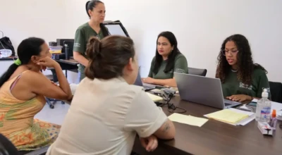 Pessoas sendo atendidas em mutirão.