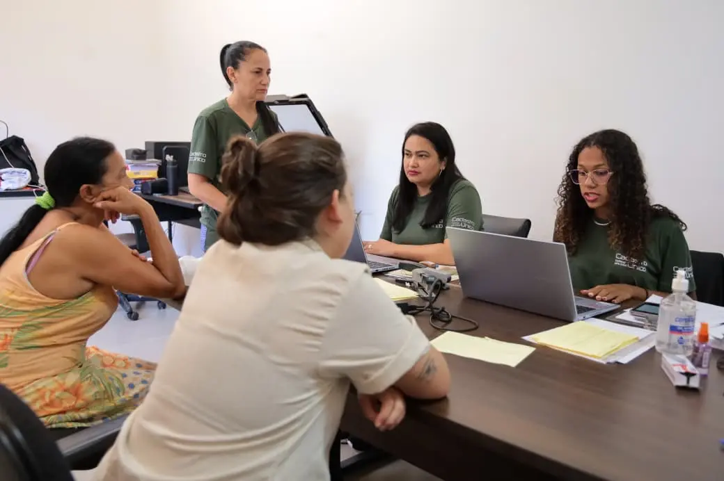 Pessoas sendo atendidas em mutirão.