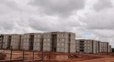 Foto das estruturas em construção.