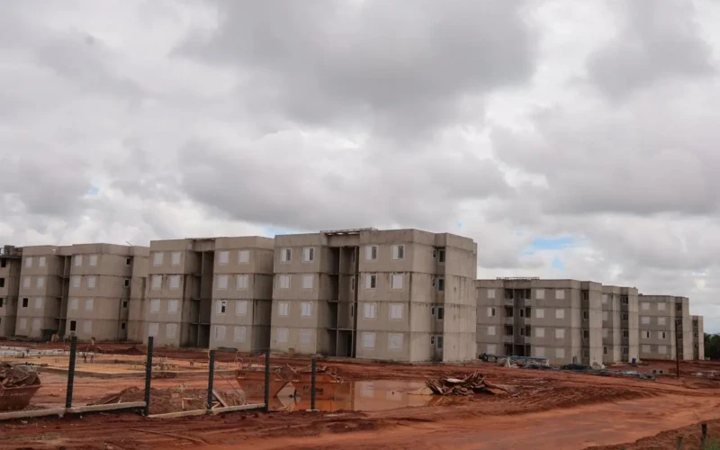 Foto das estruturas em construção.