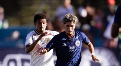 Jogadores de ambas equipes em disputa de bola.