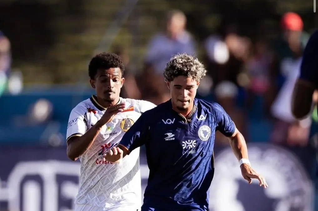 Jogadores de ambas equipes em disputa de bola.