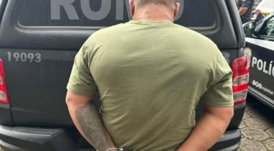 Foto de um suspeito apreendido.