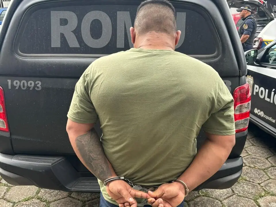 Foto de um suspeito apreendido.