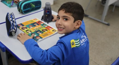 Aluno da rede pública com o seu kit.