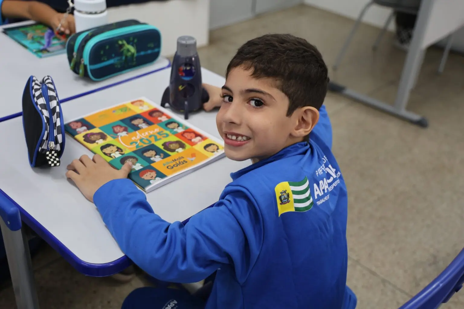 Aluno da rede pública com o seu kit.