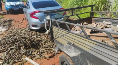 Carro e carretinha apreendidas após operação.