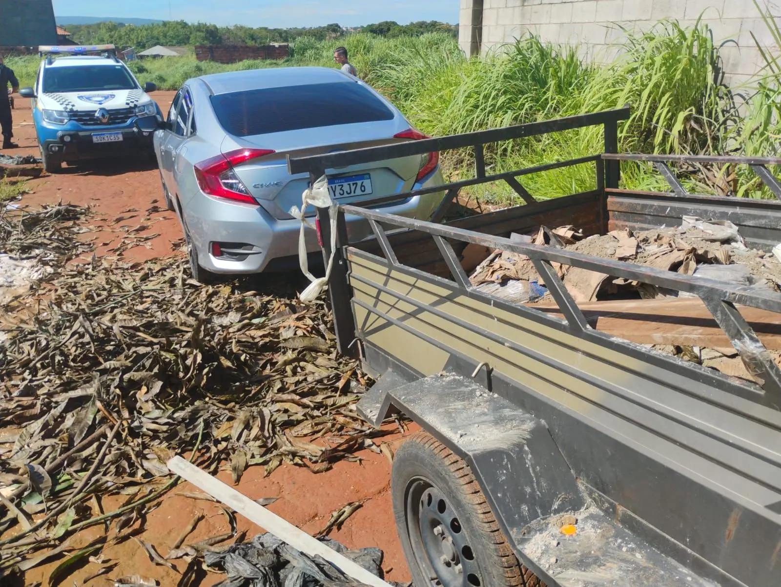 Carro e carretinha apreendidas após operação.