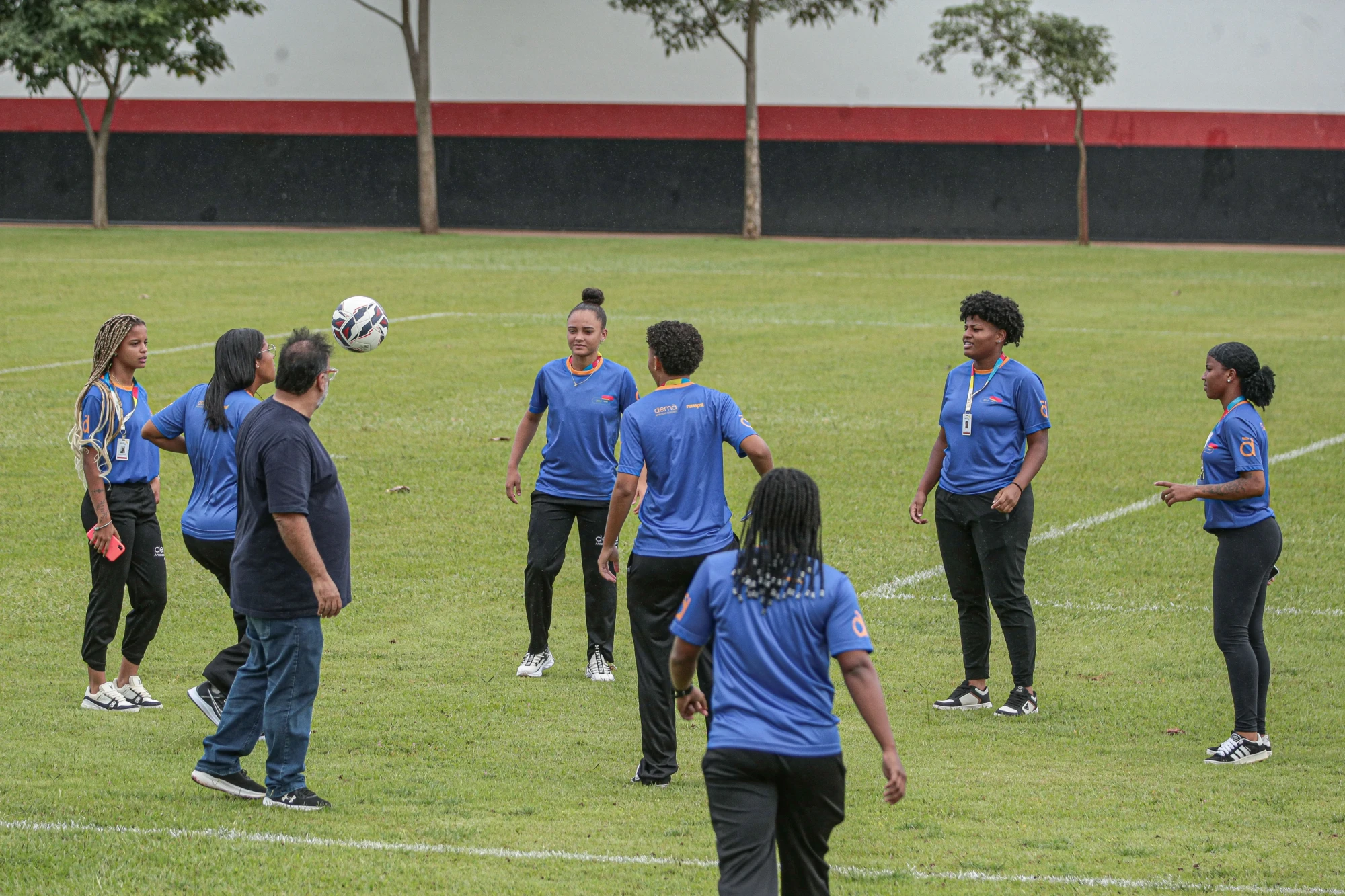 Time feminino do Planalto visita CT do Atlético