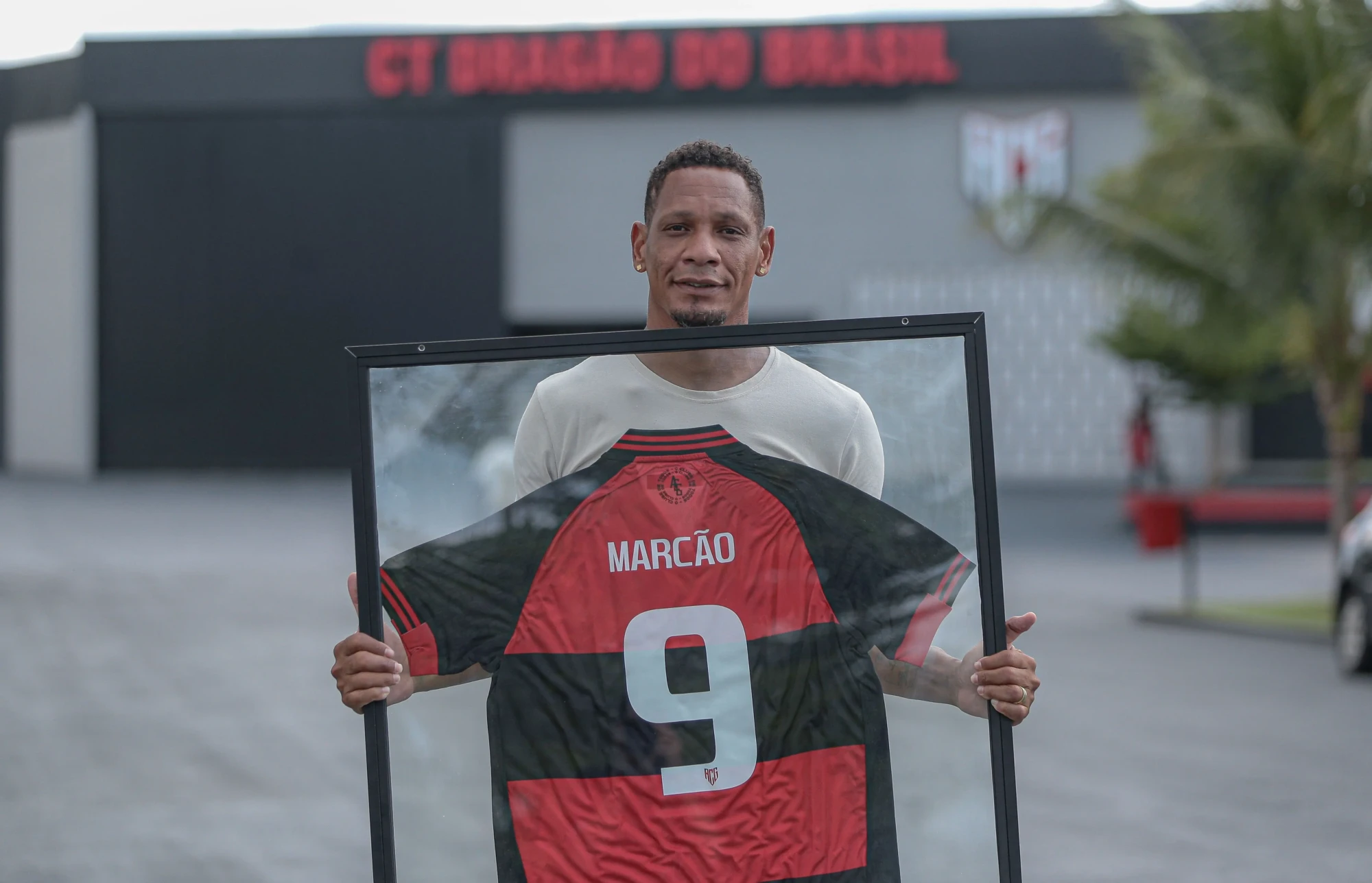 Marcão é homenageado no CT do Dragão.