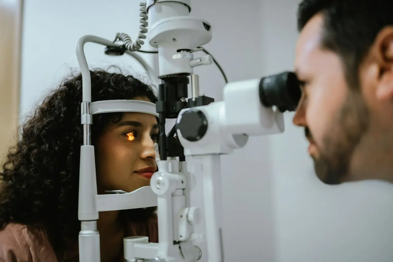 Oftalmologista analisando paciente.