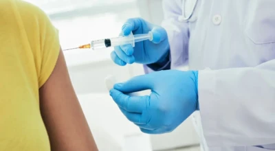 imagem de uma pessoa recebendo uma vacina.