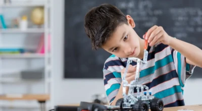 Foto de uma criança ilustrando a robótica educacional.