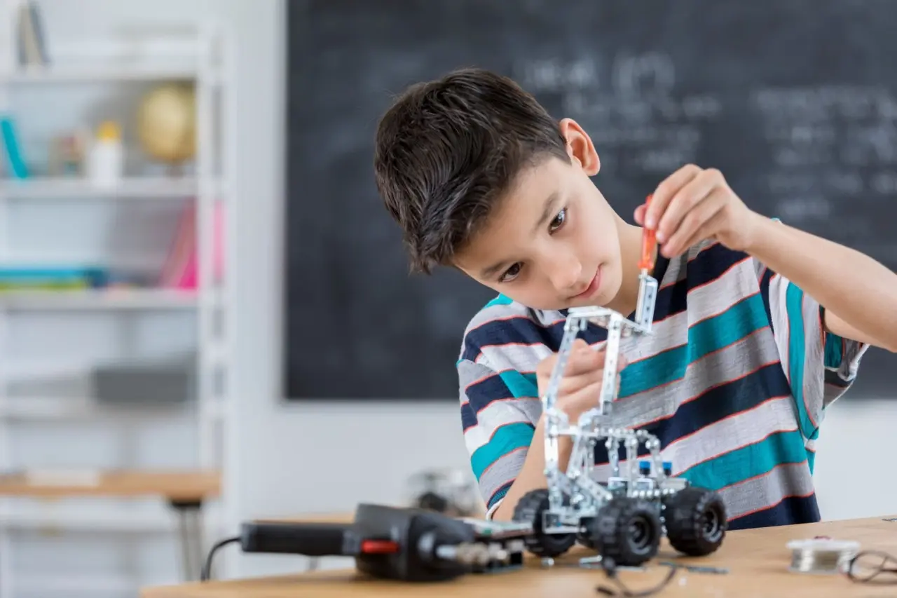Foto de uma criança ilustrando a robótica educacional.