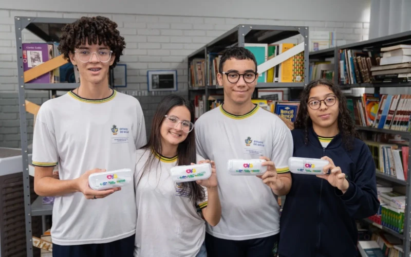 Alunos da rede que receberam os óculos pelo Programa Olhar para todos.