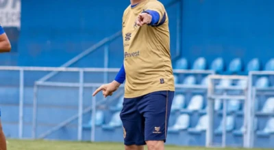 Augusto Fassina orienta equipe durante treino no Annibal Batista.