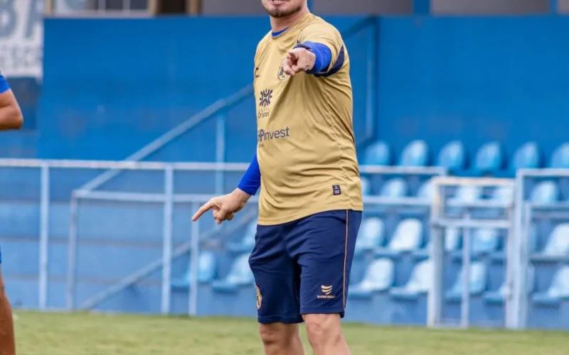 Augusto Fassina orienta equipe durante treino no Annibal Batista.