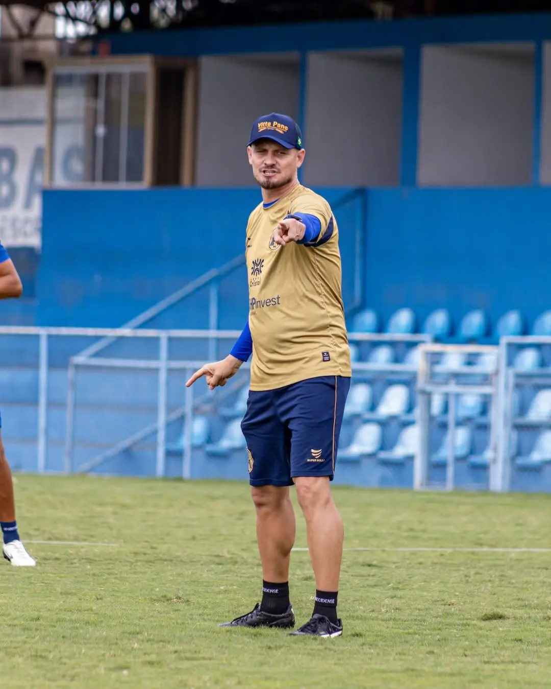 Augusto Fassina orienta equipe durante treino no Annibal Batista.
