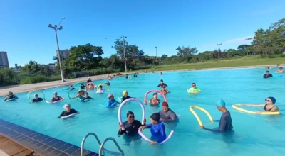 Imagem dos alunos fazendo hidroginástica.