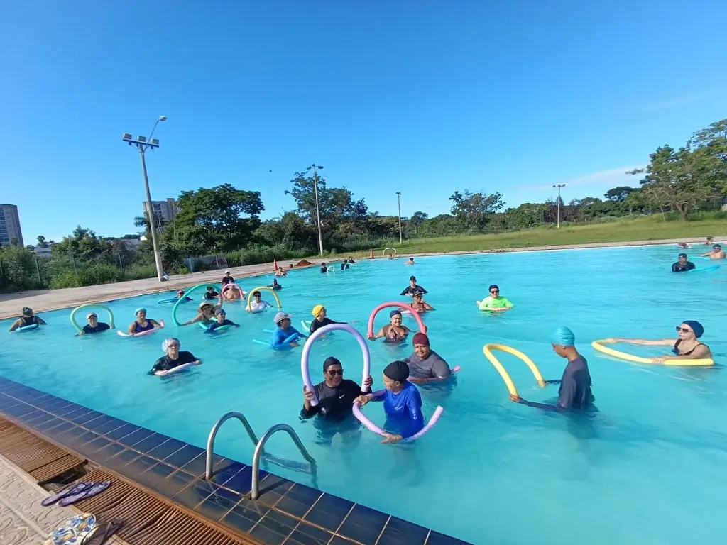 Imagem dos alunos fazendo hidroginástica.