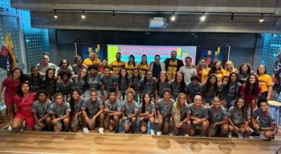 Jogadoras e comissão técnica do Planalto Esporte Clube reunidos para a apresentação oficial no Hub Goiás.