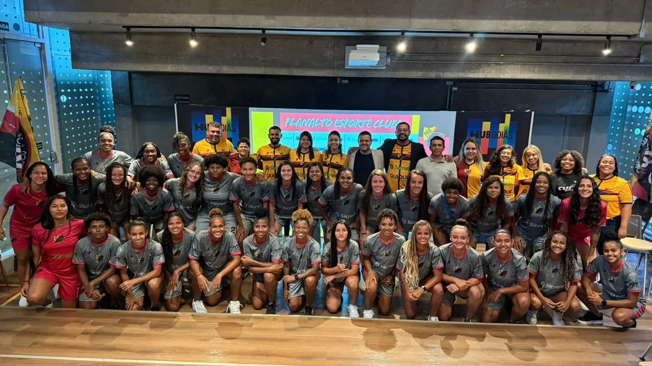 Jogadoras e comissão técnica do Planalto Esporte Clube reunidos para a apresentação oficial no Hub Goiás.