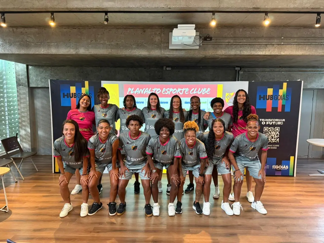 Elenco reunido em coletiva de apresentação