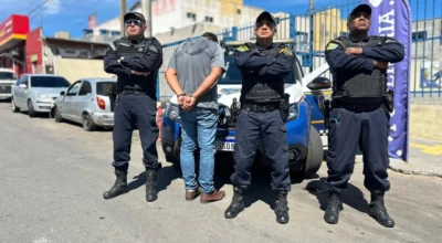 Equipe da GCM com suspeito algemado.