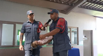 Profissionais ensinando primeiros socorros.