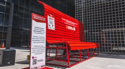 Banco vermelho usado em ação contra a violência contra a mulher.