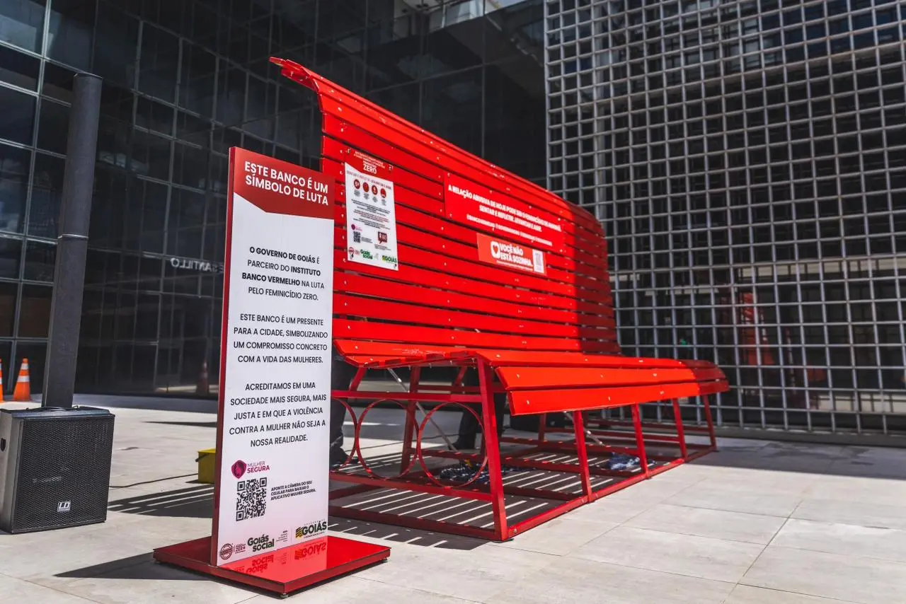 Banco vermelho usado em ação contra a violência contra a mulher.