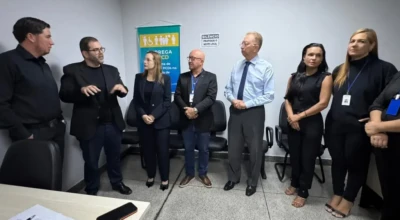 Reunião entres os representantes para realizar os cursos gratuitos.