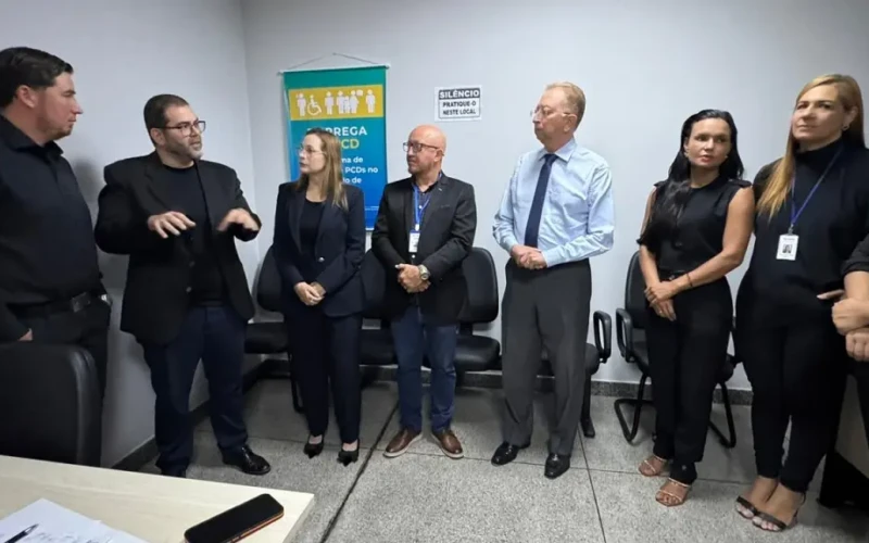 Reunião entres os representantes para realizar os cursos gratuitos.