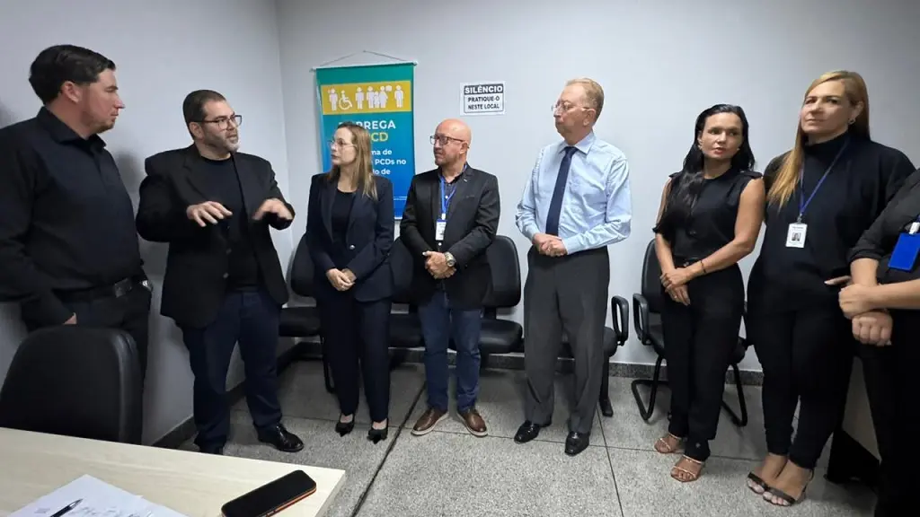 Reunião entres os representantes para realizar os cursos gratuitos.