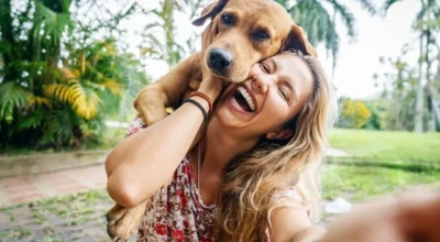 Foto de uma mulher com seu cachorro.