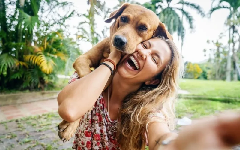 Foto de uma mulher com seu cachorro.