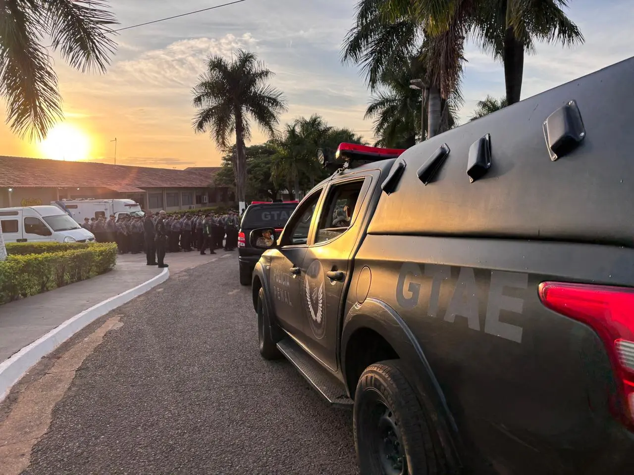 Imagem da equipe se preparando para a operação.