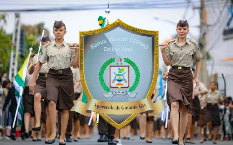 Desfile da banda marcial na celebração do aniversário de 104 anos de Aparecida.