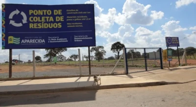 imagem com o outdoor do ponto de descarte de entulho.