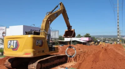 Máquina operando nas obras.