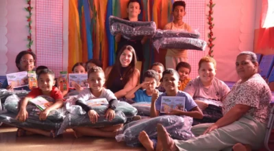 Pessoas recebendo os cobertores da campanha.
