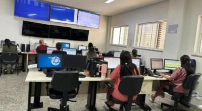 Sala com vários computadores.