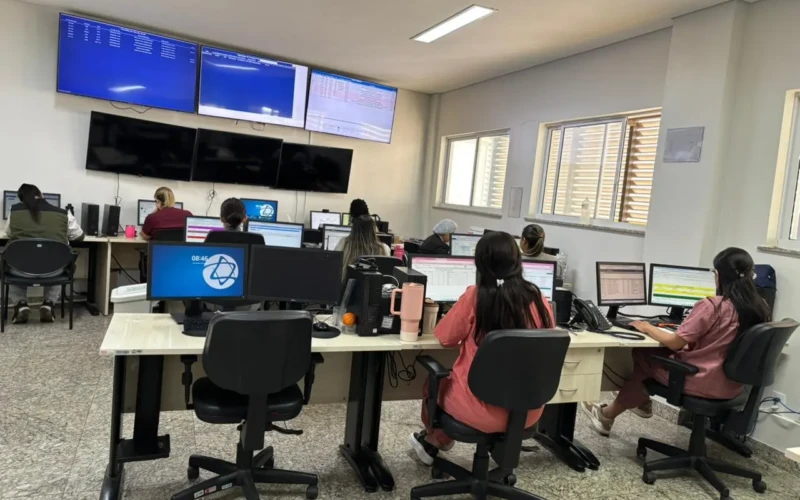 Sala com vários computadores.