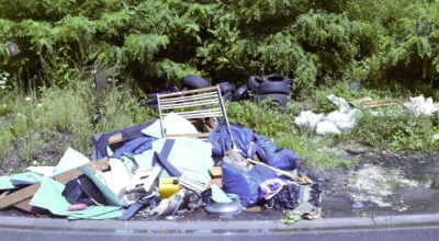 Rua suja por conta do descarte irregular de lixo.