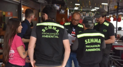 Agentes de fiscalização da SEMMA.