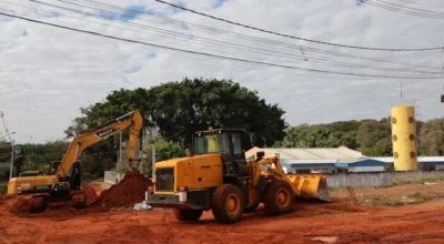Maquina trabalhando na construção do asfalto.