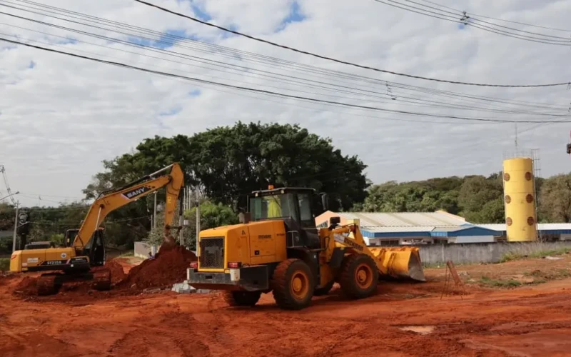 Maquina trabalhando na construção do asfalto.