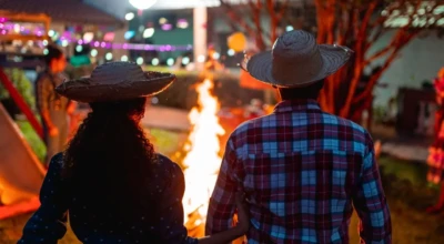 Casal em festa junina.
