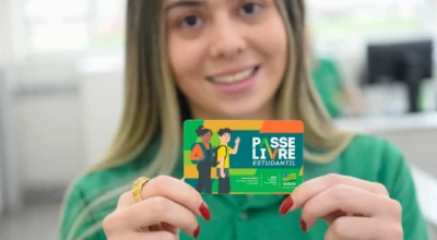 Aluna segurando o cartão do Passe Livre Estudantil.