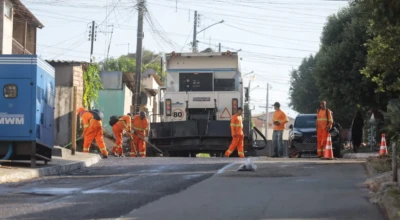 Maquinas trabalhando na construção do asfalto.